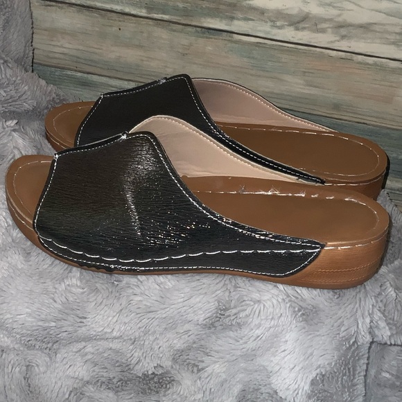 Women's Slide Sandals - Picture 2 of 8